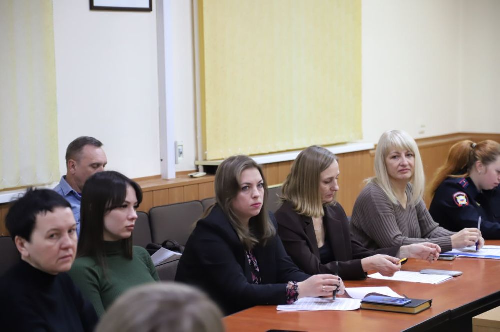 Сегодня на очередном заседании Комиссии по делам несовершеннолетних и защите их прав были рассмотрены административные материалы в отношении несовершеннолетних и законных представителей Сегодня на очередном заседании Комиссии по делам несовершеннолетних и защите их прав были рассмотрены административные материалы в отношении несовершеннолетних и законных представителей