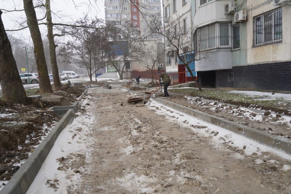 #ЖКХ_и_строительство. Благоустройство придомовых территорий Керчи в разгаре. Строители выполняют работу по плану с учетом погодных условий #ЖКХ_и_строительство. Благоустройство придомовых территорий Керчи в разгаре. Строители выполняют работу по плану с учетом погодных условий