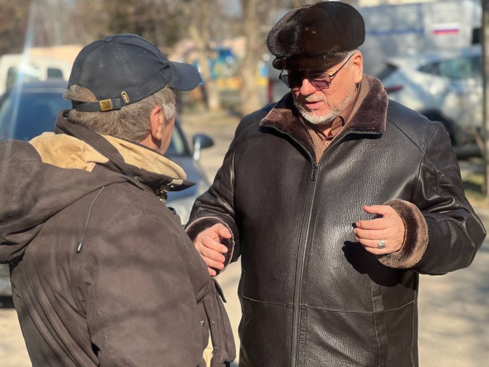 Игорь Ивин: Совместно со своим заместителем Дмитрием Фурсой и генеральным директором АО «Городская управляющая компания» Аркадием Коровянским объехал дома по ул. Советской и пер Игорь Ивин: Совместно со своим заместителем Дмитрием Фурсой и генеральным директором АО «Городская управляющая компания» Аркадием Коровянским объехал дома по ул. Советской и пер