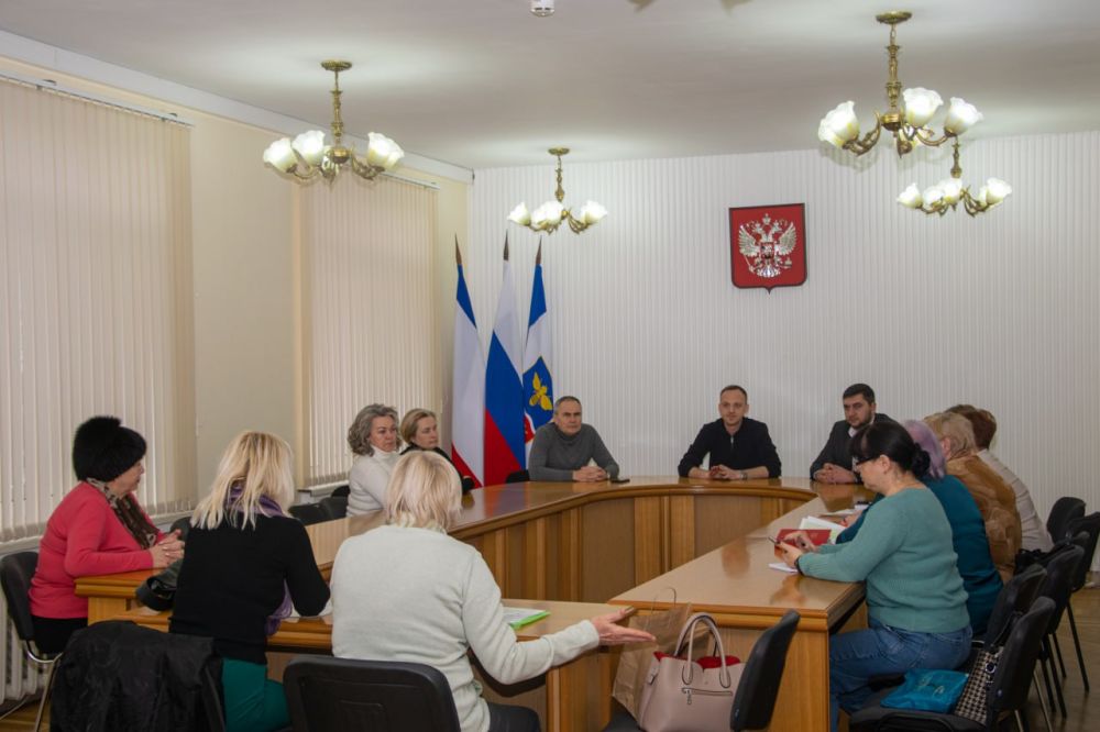 В Администрации Симферополя ведется активная работа по межеванию придомовых территорий многоквартирных домов В Администрации Симферополя ведется активная работа по межеванию придомовых территорий многоквартирных домов
