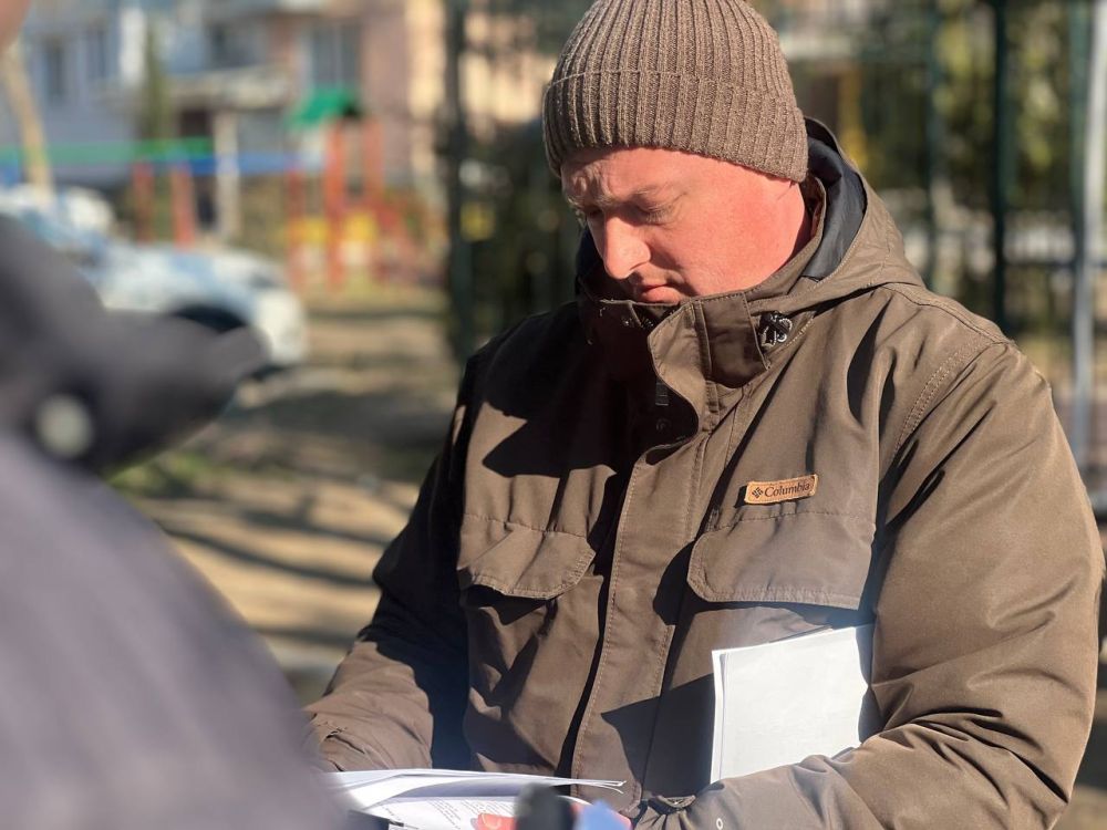 Игорь Ивин: Совместно со своим заместителем Дмитрием Фурсой и генеральным директором АО «Городская управляющая компания» Аркадием Коровянским объехал дома по ул. Советской и пер Игорь Ивин: Совместно со своим заместителем Дмитрием Фурсой и генеральным директором АО «Городская управляющая компания» Аркадием Коровянским объехал дома по ул. Советской и пер