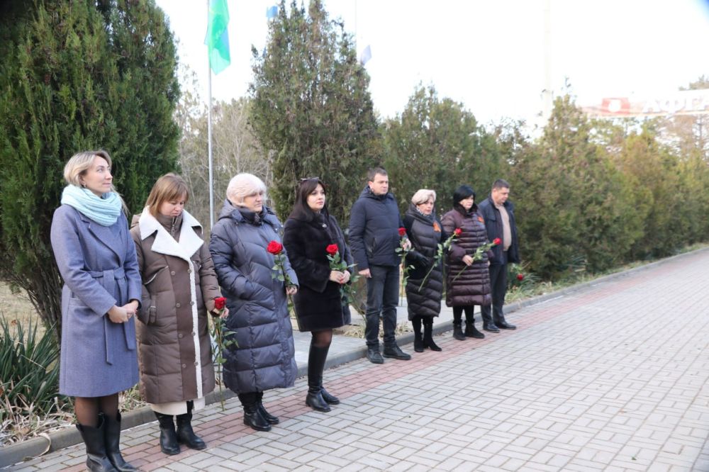 Ольга Урайкина: В честь Дня защитника Республики Крым и в преддверии Дня сил специальных операций России возложили цветы на Аллее славы в городе Бахчисарай Ольга Урайкина: В честь Дня защитника Республики Крым и в преддверии Дня сил специальных операций России возложили цветы на Аллее славы в городе Бахчисарай