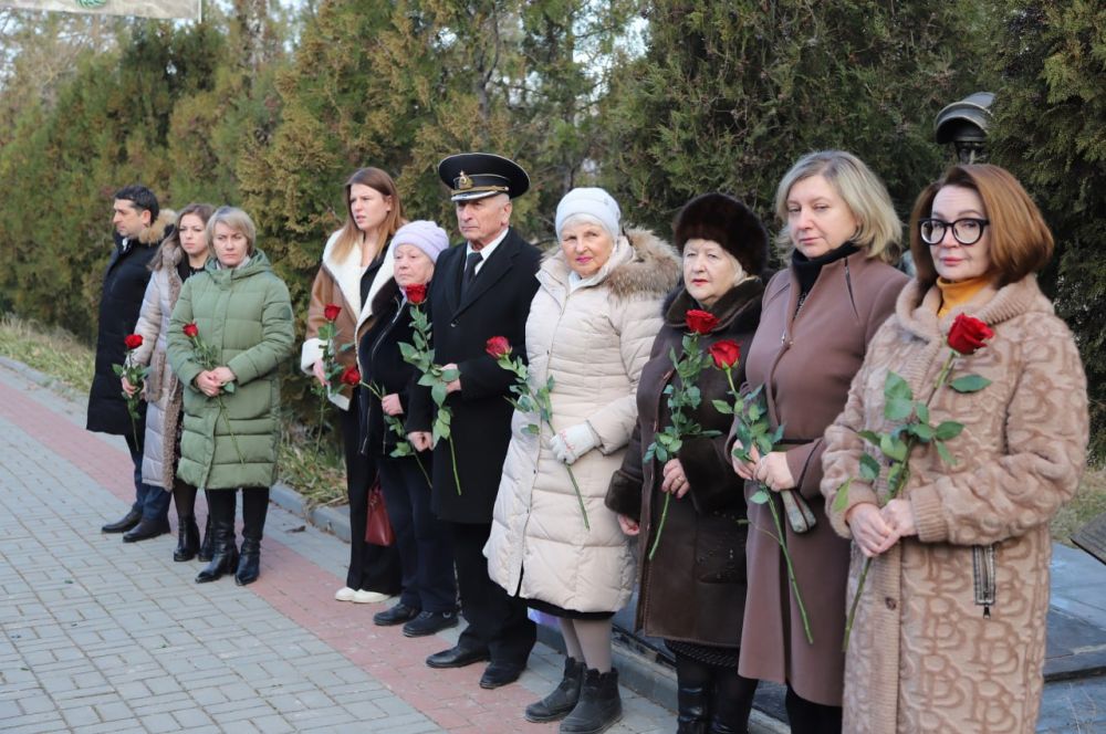 В День защитника Республики Крым в Бахчисарае на Алее Славы возложили цветы в память о героях Родины В День защитника Республики Крым в Бахчисарае на Алее Славы возложили цветы в память о героях Родины