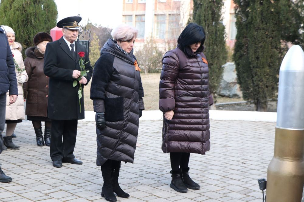 Ольга Урайкина: В честь Дня защитника Республики Крым и в преддверии Дня сил специальных операций России возложили цветы на Аллее славы в городе Бахчисарай Ольга Урайкина: В честь Дня защитника Республики Крым и в преддверии Дня сил специальных операций России возложили цветы на Аллее славы в городе Бахчисарай