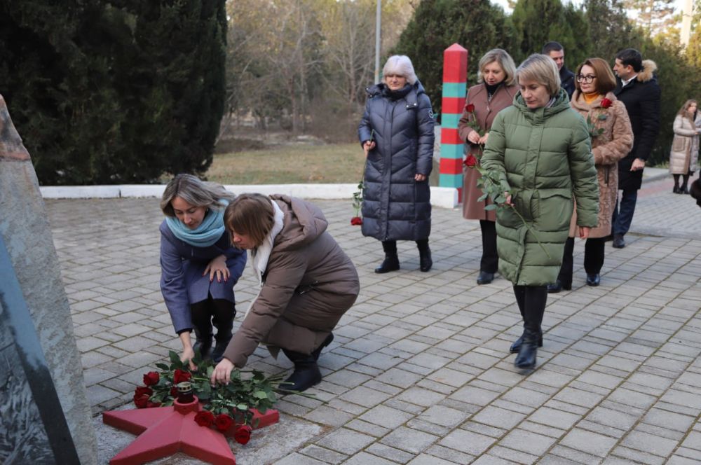В День защитника Республики Крым в Бахчисарае на Алее Славы возложили цветы в память о героях Родины В День защитника Республики Крым в Бахчисарае на Алее Славы возложили цветы в память о героях Родины