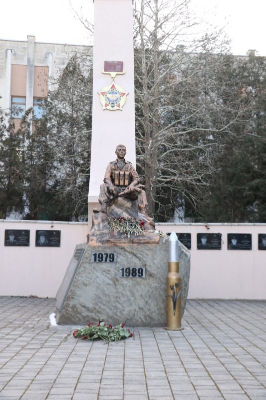 Ольга Урайкина: В честь Дня защитника Республики Крым и в преддверии Дня сил специальных операций России возложили цветы на Аллее славы в городе Бахчисарай Ольга Урайкина: В честь Дня защитника Республики Крым и в преддверии Дня сил специальных операций России возложили цветы на Аллее славы в городе Бахчисарай