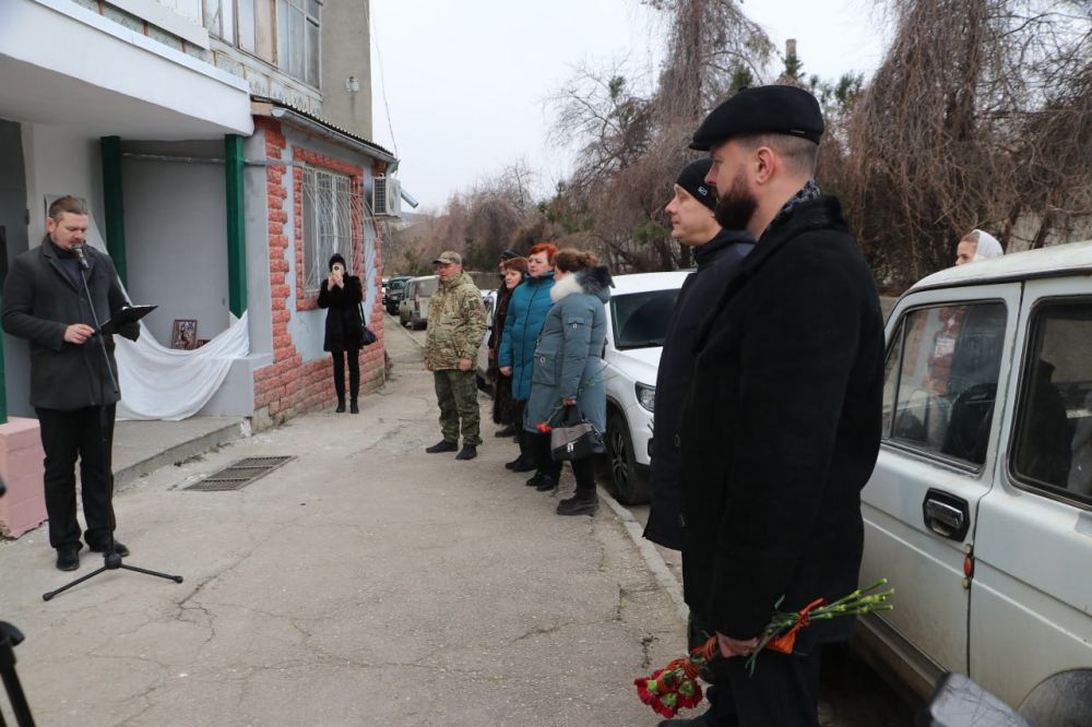 В Феодосии открыли памятную доску погибшему участнику СВО Сергею Рудому В Феодосии открыли памятную доску погибшему участнику СВО Сергею Рудому