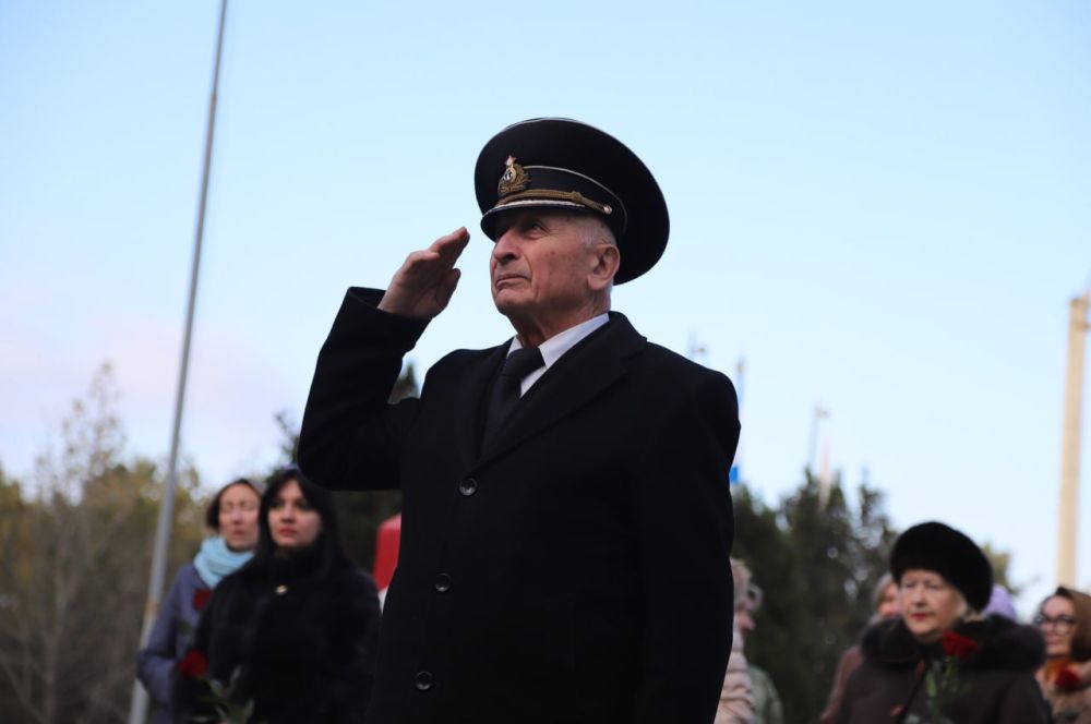 В День защитника Республики Крым в Бахчисарае на Алее Славы возложили цветы в память о героях Родины В День защитника Республики Крым в Бахчисарае на Алее Славы возложили цветы в память о героях Родины