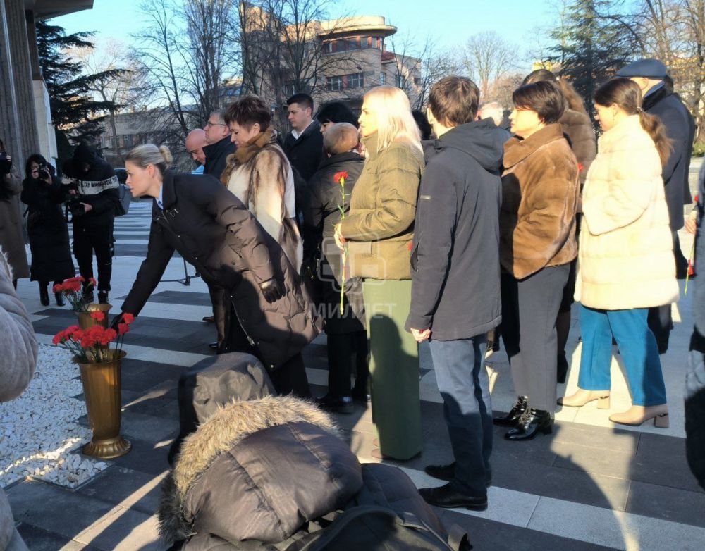 В Симферополе возложили цветы к памятной табличке возле здания Госсовета Крыма и к памятнику Вежливым людям В Симферополе возложили цветы к памятной табличке возле здания Госсовета Крыма и к памятнику Вежливым людям