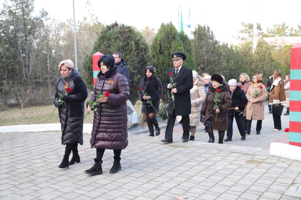 В День защитника Республики Крым в Бахчисарае на Алее Славы возложили цветы в память о героях Родины В День защитника Республики Крым в Бахчисарае на Алее Славы возложили цветы в память о героях Родины