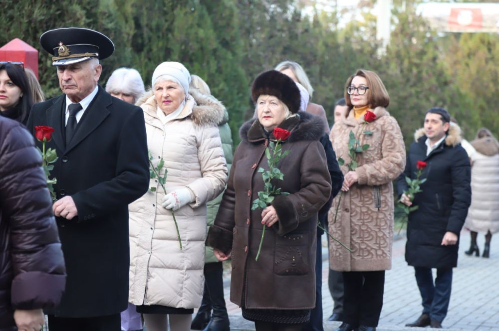 В День защитника Республики Крым в Бахчисарае на Алее Славы возложили цветы в память о героях Родины В День защитника Республики Крым в Бахчисарае на Алее Славы возложили цветы в память о героях Родины