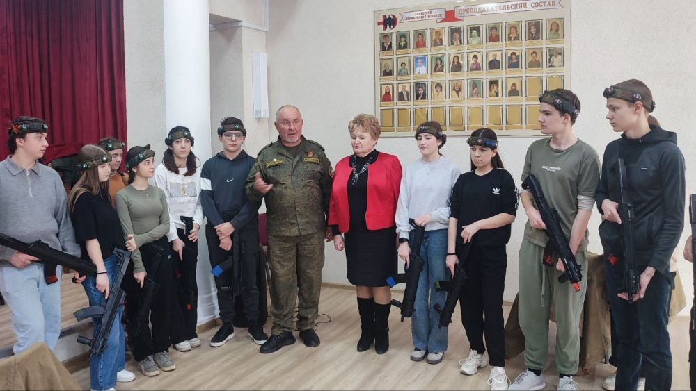 Студенты Ялтинского медколледжа осваивают военное дело Студенты Ялтинского медколледжа осваивают военное дело