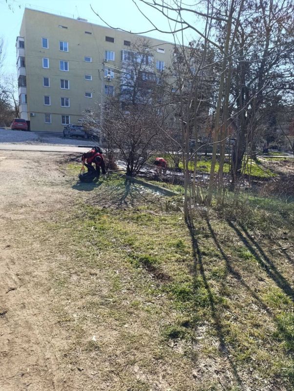 В Керчи продолжается систематическая уборка межквартальных пространств, не относящихся к придомовым территориям В Керчи продолжается систематическая уборка межквартальных пространств, не относящихся к придомовым территориям