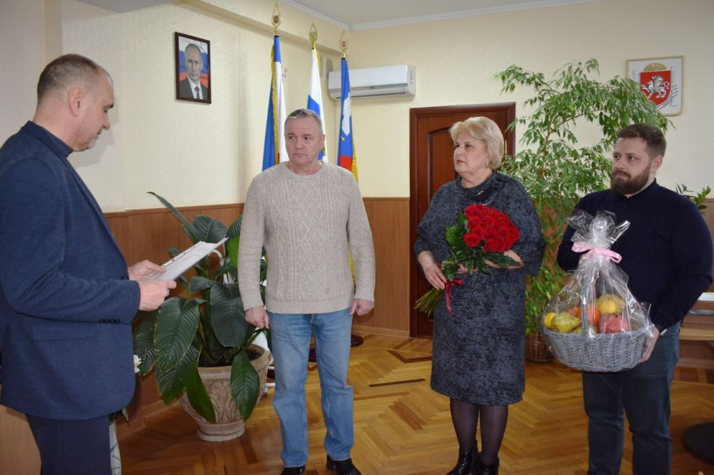 Галина Огнёва: Сегодня с чувством глубокой благодарности и гордости вместе с депутатом Государственного Совета РК Александром Гончаровым и Главой муниципального образования Борисом Егоровым вручили юбилейные медали «80 лет... Галина Огнёва: Сегодня с чувством глубокой благодарности и гордости вместе с депутатом Государственного Совета РК Александром Гончаровым и Главой муниципального образования Борисом Егоровым вручили юбилейные медали «80 лет...