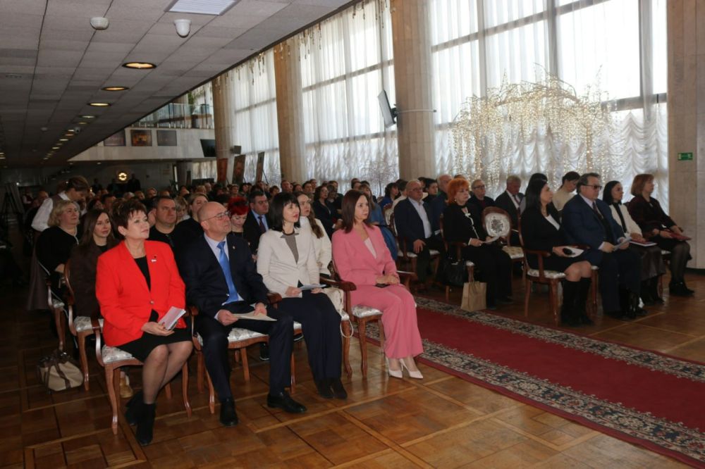 Заместитель главы администрации - начальник отдела культуры и межнациональных отношений Олеся Гуляева представила доклад о подведомственной деятельности на заседании итоговой коллегии Министерства культуры Республики Крым... Заместитель главы администрации - начальник отдела культуры и межнациональных отношений Олеся Гуляева представила доклад о подведомственной деятельности на заседании итоговой коллегии Министерства культуры Республики Крым...