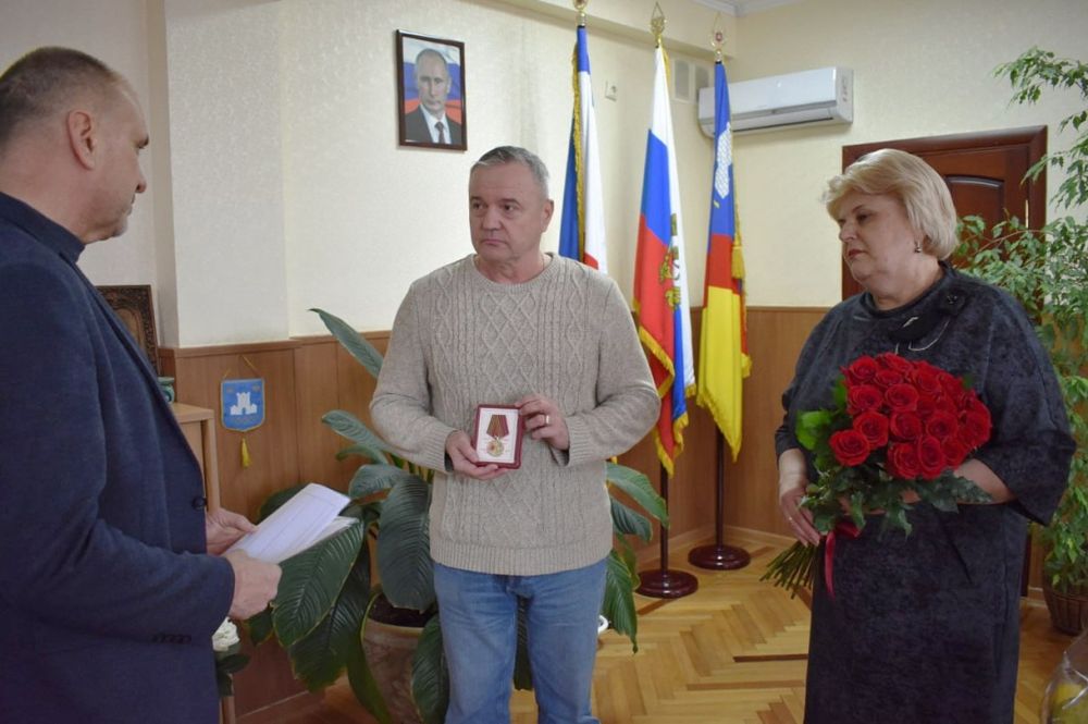 Галина Огнёва: Сегодня с чувством глубокой благодарности и гордости вместе с депутатом Государственного Совета РК Александром Гончаровым и Главой муниципального образования Борисом Егоровым вручили юбилейные медали «80 лет... Галина Огнёва: Сегодня с чувством глубокой благодарности и гордости вместе с депутатом Государственного Совета РК Александром Гончаровым и Главой муниципального образования Борисом Егоровым вручили юбилейные медали «80 лет...