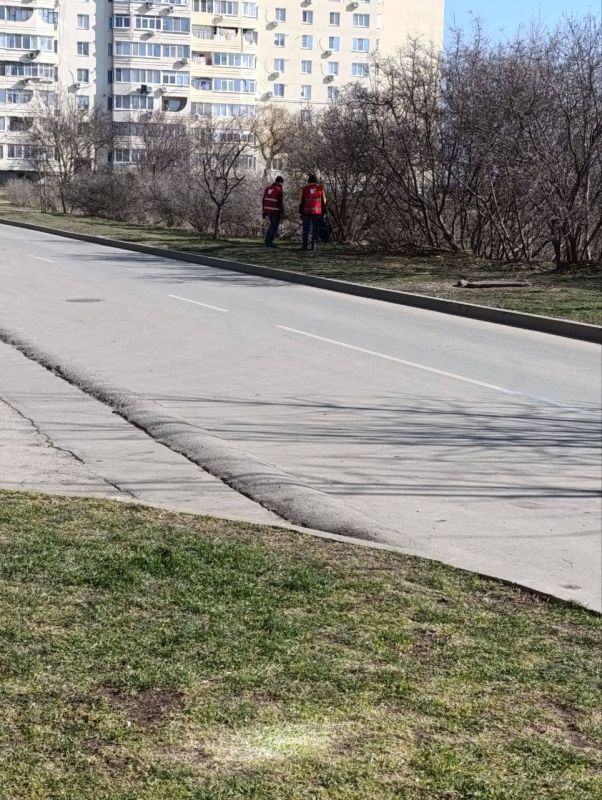 В Керчи продолжается систематическая уборка межквартальных пространств, не относящихся к придомовым территориям В Керчи продолжается систематическая уборка межквартальных пространств, не относящихся к придомовым территориям