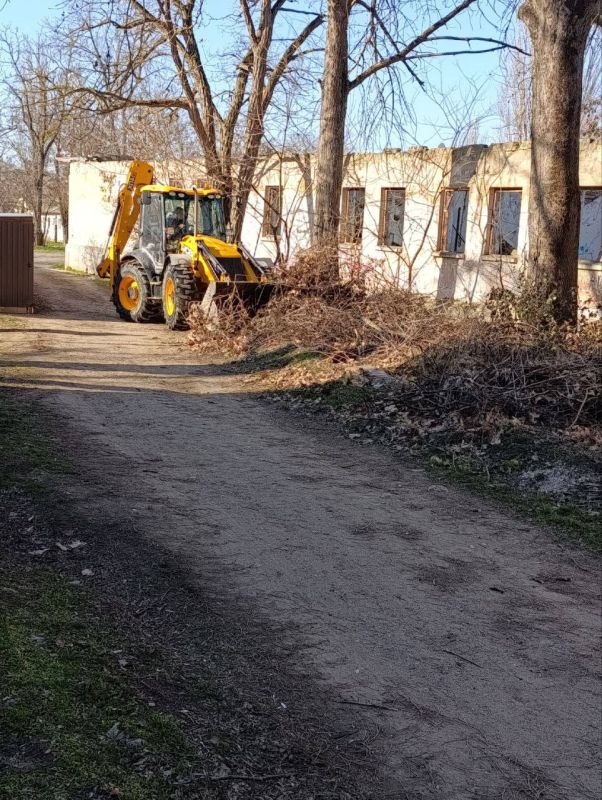 В Керчи продолжается систематическая уборка межквартальных пространств, не относящихся к придомовым территориям В Керчи продолжается систематическая уборка межквартальных пространств, не относящихся к придомовым территориям