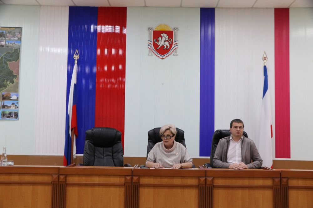 Ольга Урайкина: Сегодня в большом зале администрации Бахчисарайского района после заседания президиума, где были предварительно рассмотрены проекты решений, состоялась 8-я сессия Бахчисарайского районного совета 3-го созыва Ольга Урайкина: Сегодня в большом зале администрации Бахчисарайского района после заседания президиума, где были предварительно рассмотрены проекты решений, состоялась 8-я сессия Бахчисарайского районного совета 3-го созыва