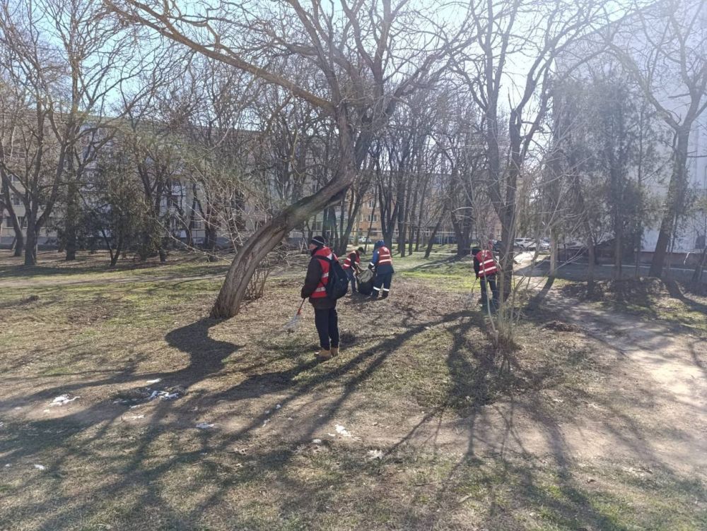 В Керчи продолжается систематическая уборка межквартальных пространств, не относящихся к придомовым территориям В Керчи продолжается систематическая уборка межквартальных пространств, не относящихся к придомовым территориям