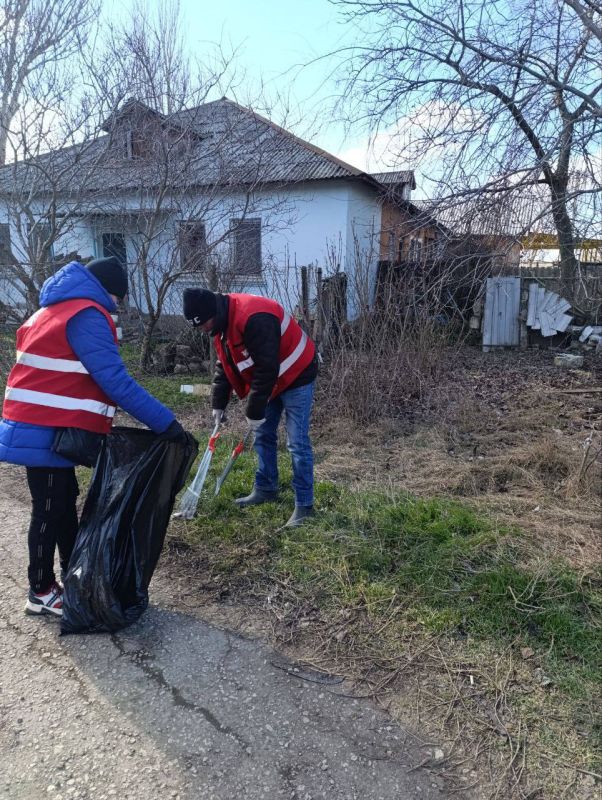 В Керчи продолжается систематическая уборка межквартальных пространств, не относящихся к придомовым территориям В Керчи продолжается систематическая уборка межквартальных пространств, не относящихся к придомовым территориям