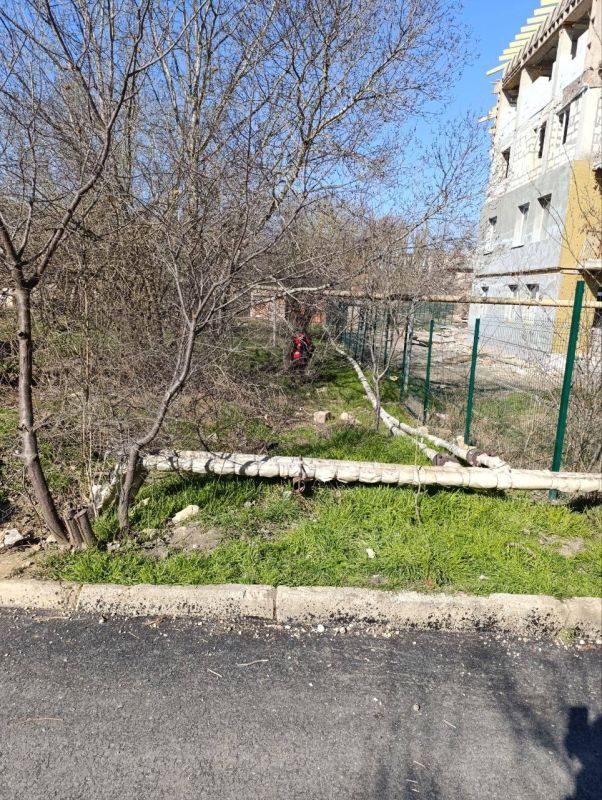 В Керчи продолжается систематическая уборка межквартальных пространств, не относящихся к придомовым территориям В Керчи продолжается систематическая уборка межквартальных пространств, не относящихся к придомовым территориям