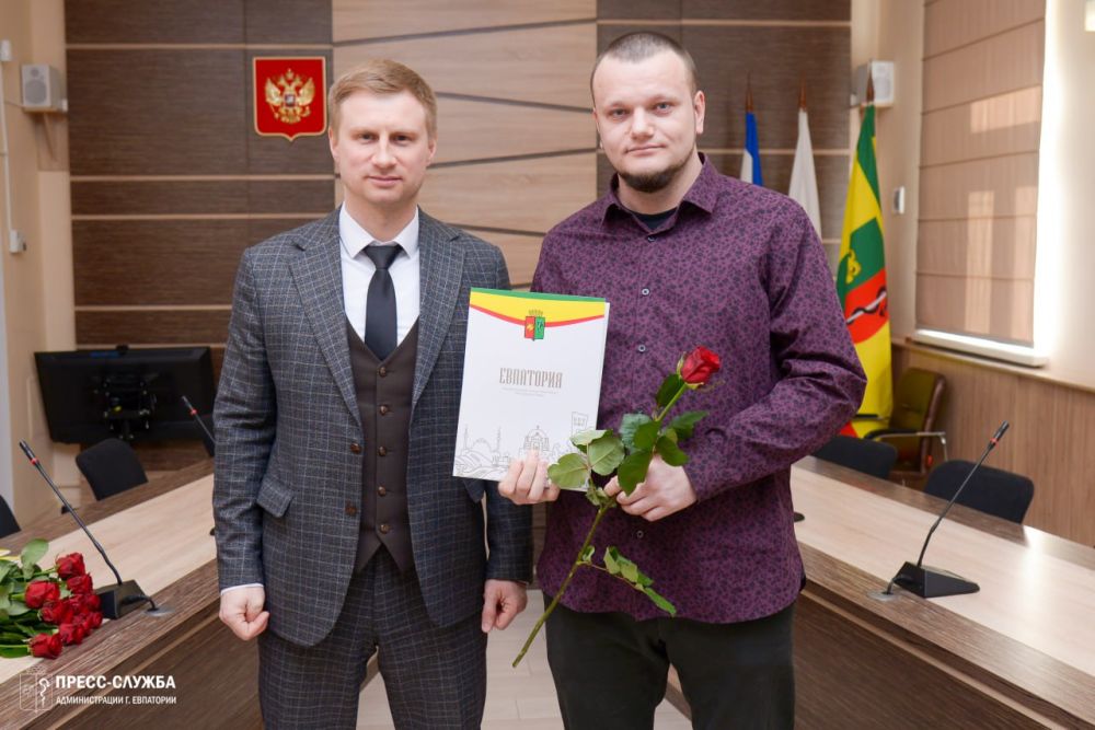 В Евпатории наградили участников конкурса на лучшее новогоднее оформление фасадов и витрин В Евпатории наградили участников конкурса на лучшее новогоднее оформление фасадов и витрин