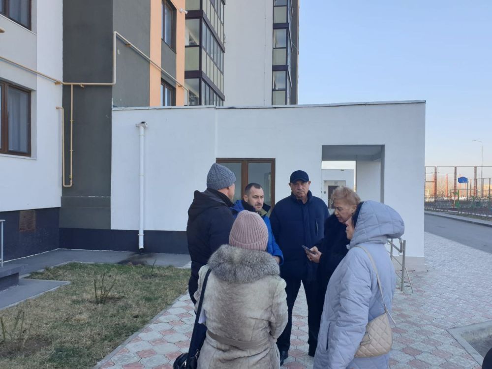Заместитель председателя Госкомнаца Крыма Рефат Дердаров встретился с жильцами 108-ми квартирного дома в Евпатории Заместитель председателя Госкомнаца Крыма Рефат Дердаров встретился с жильцами 108-ми квартирного дома в Евпатории