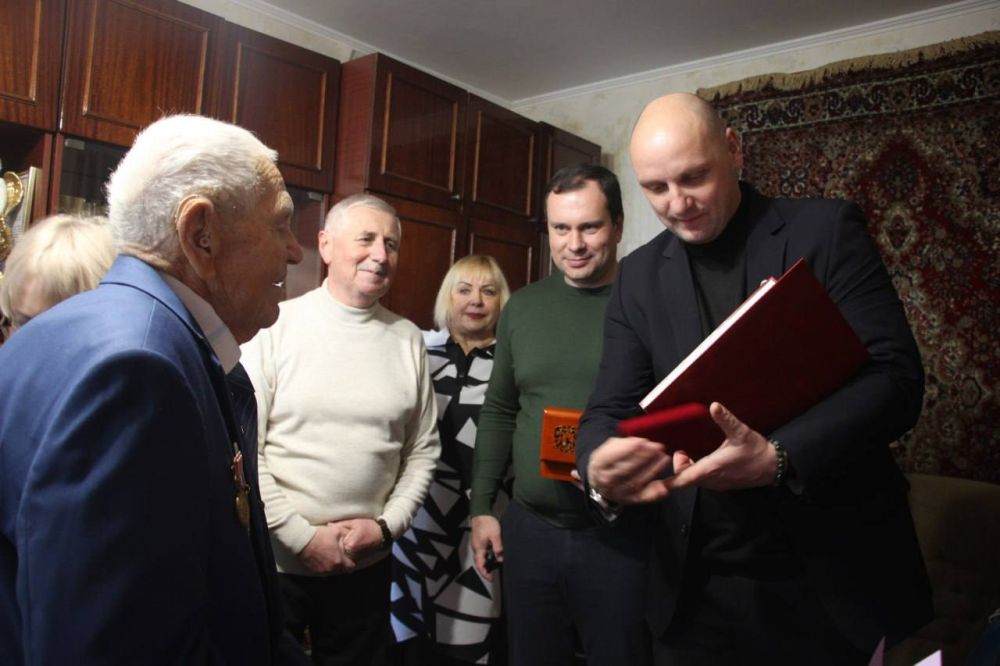 #с_праздником. Сегодня свой вековой юбилей отмечает ветеран Великой Отечественной войны Александр Петрович РЫЖЕНКО, кавалер двух медалей «За отвагу» и ордена Отечественной войны II степени #с_праздником. Сегодня свой вековой юбилей отмечает ветеран Великой Отечественной войны Александр Петрович РЫЖЕНКО, кавалер двух медалей «За отвагу» и ордена Отечественной войны II степени