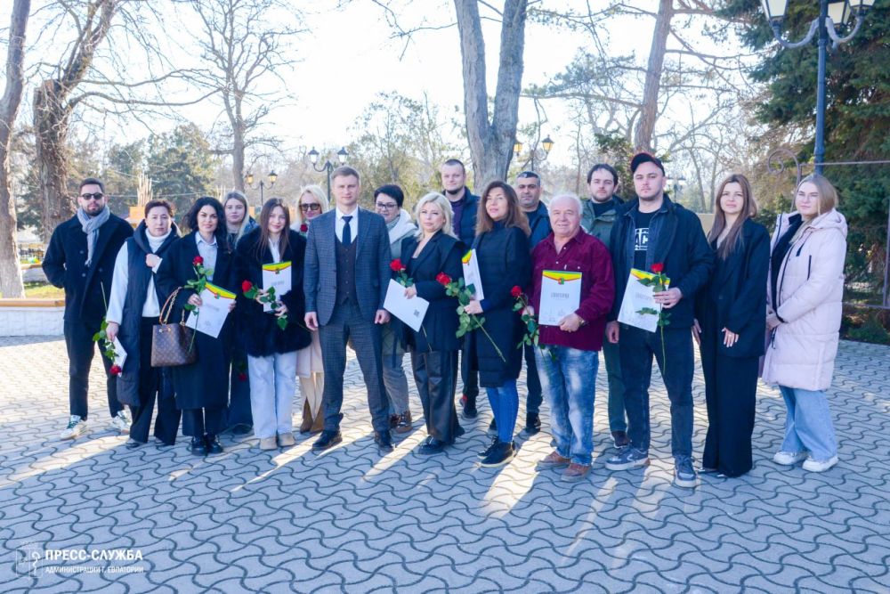 В Евпатории наградили участников конкурса на лучшее новогоднее оформление фасадов и витрин В Евпатории наградили участников конкурса на лучшее новогоднее оформление фасадов и витрин