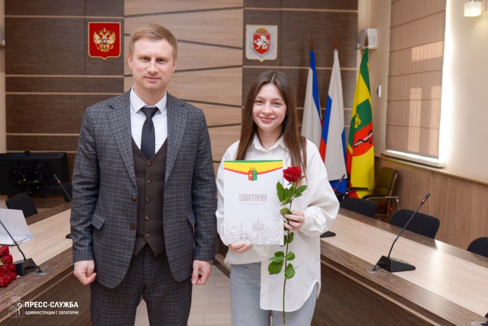 В Евпатории наградили участников конкурса на лучшее новогоднее оформление фасадов и витрин В Евпатории наградили участников конкурса на лучшее новогоднее оформление фасадов и витрин
