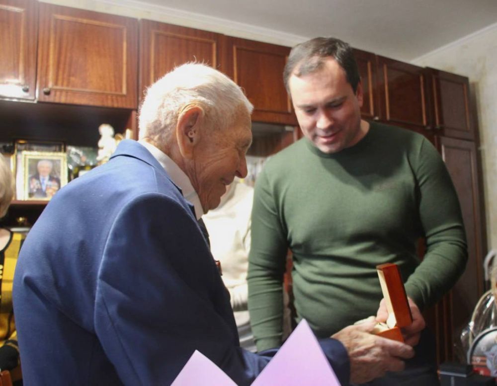 #с_праздником. Сегодня свой вековой юбилей отмечает ветеран Великой Отечественной войны Александр Петрович РЫЖЕНКО, кавалер двух медалей «За отвагу» и ордена Отечественной войны II степени #с_праздником. Сегодня свой вековой юбилей отмечает ветеран Великой Отечественной войны Александр Петрович РЫЖЕНКО, кавалер двух медалей «За отвагу» и ордена Отечественной войны II степени