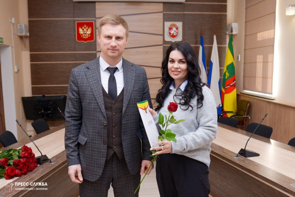 В Евпатории наградили участников конкурса на лучшее новогоднее оформление фасадов и витрин В Евпатории наградили участников конкурса на лучшее новогоднее оформление фасадов и витрин
