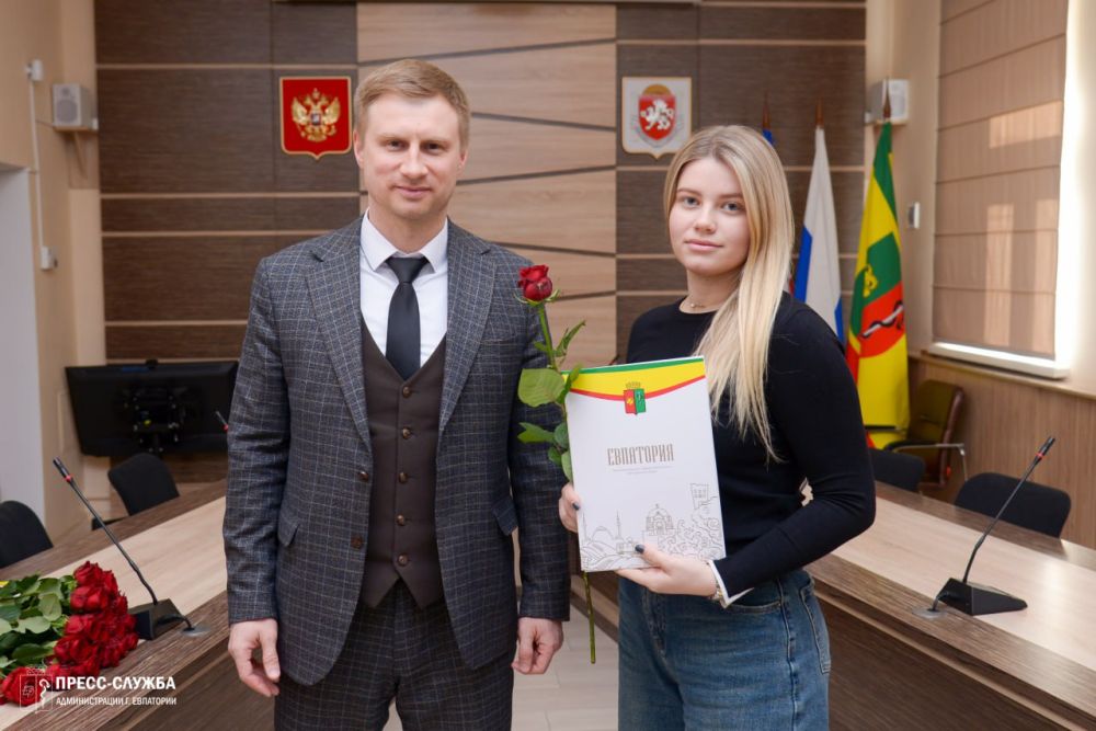 В Евпатории наградили участников конкурса на лучшее новогоднее оформление фасадов и витрин В Евпатории наградили участников конкурса на лучшее новогоднее оформление фасадов и витрин