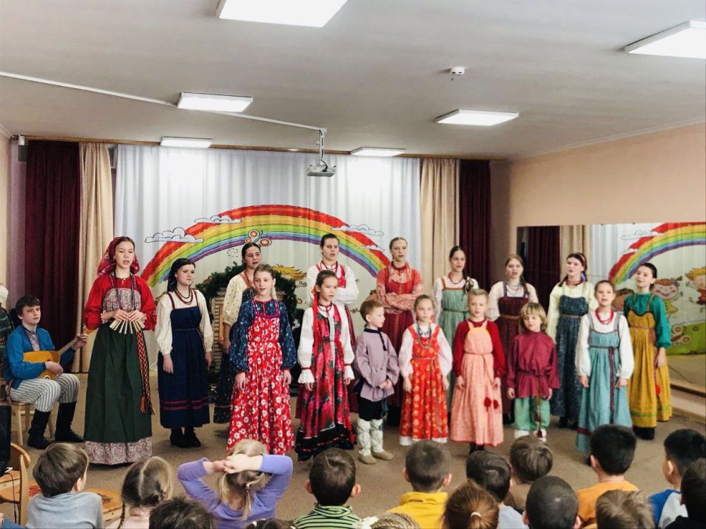 Детский фольклорный ансамбль «РАдоница» выступил с творческой программой, посвящённой Масленице Детский фольклорный ансамбль «РАдоница» выступил с творческой программой, посвящённой Масленице