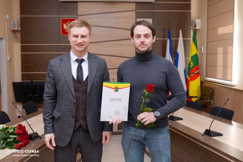 В Евпатории наградили участников конкурса на лучшее новогоднее оформление фасадов и витрин В Евпатории наградили участников конкурса на лучшее новогоднее оформление фасадов и витрин