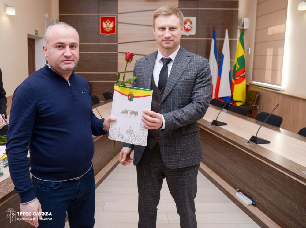 В Евпатории наградили участников конкурса на лучшее новогоднее оформление фасадов и витрин В Евпатории наградили участников конкурса на лучшее новогоднее оформление фасадов и витрин