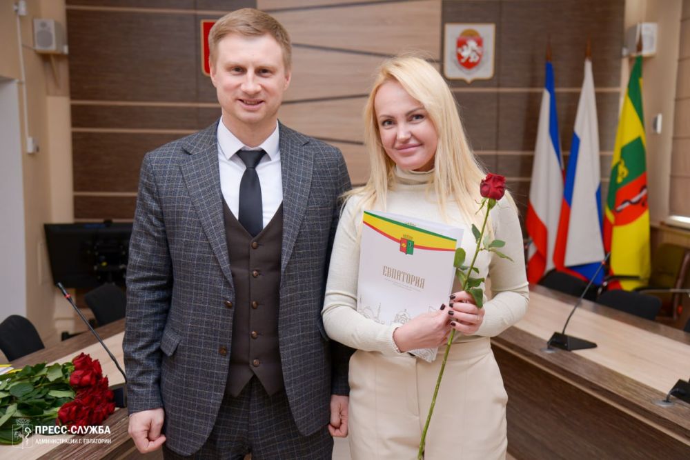 В Евпатории наградили участников конкурса на лучшее новогоднее оформление фасадов и витрин В Евпатории наградили участников конкурса на лучшее новогоднее оформление фасадов и витрин