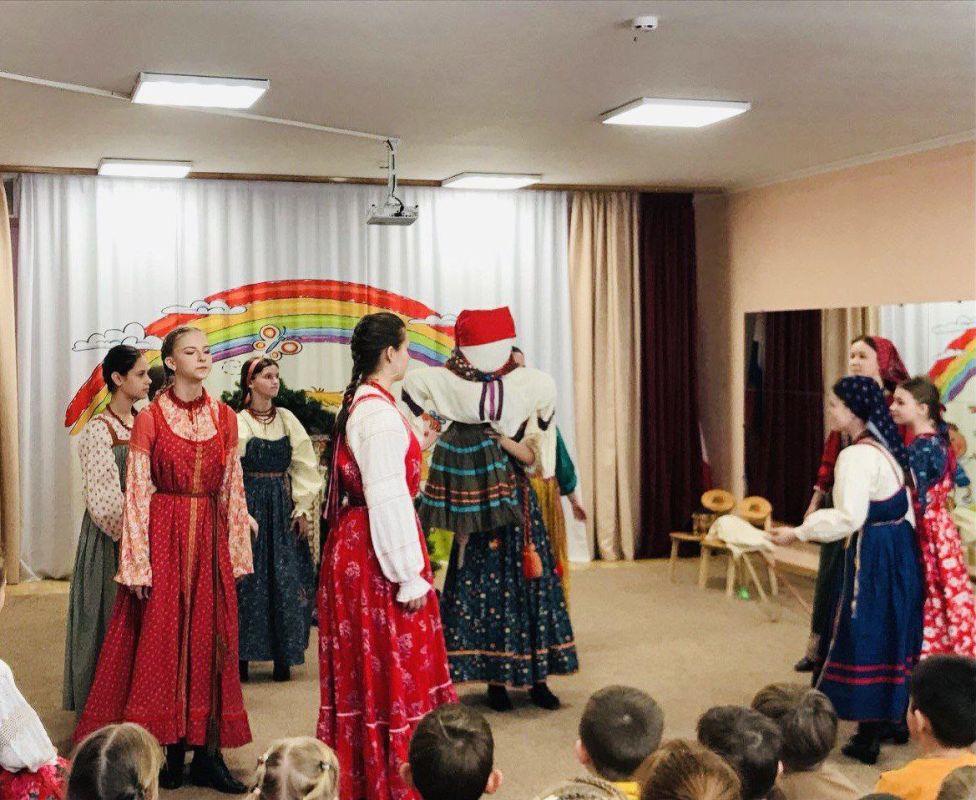 Детский фольклорный ансамбль «РАдоница» выступил с творческой программой, посвящённой Масленице Детский фольклорный ансамбль «РАдоница» выступил с творческой программой, посвящённой Масленице