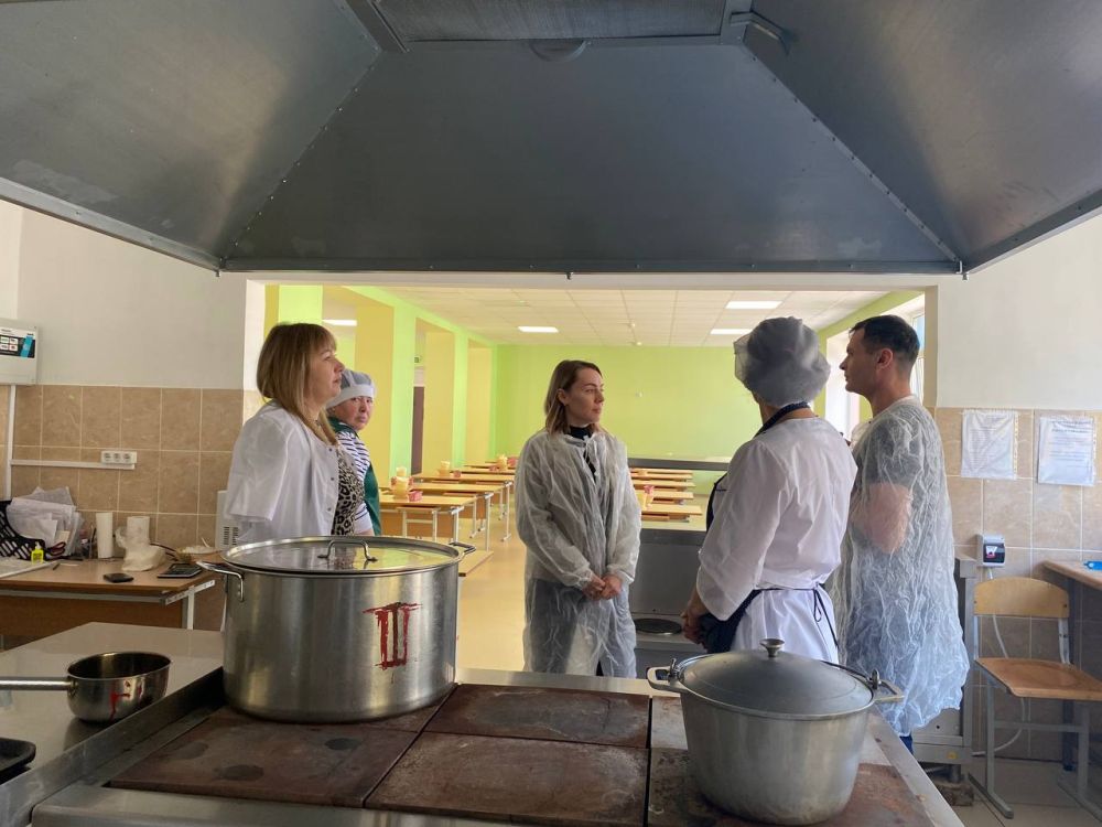 Заместитель главы администрации Олеся Гуляева посетила Железнодорожненскую школу и детский сад с целью проверки качества питания, предоставляемого детям Заместитель главы администрации Олеся Гуляева посетила Железнодорожненскую школу и детский сад с целью проверки качества питания, предоставляемого детям