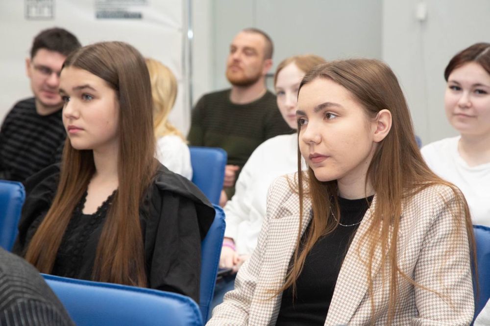 Симферопольским школьникам провели мастер-класс по журналистике Симферопольским школьникам провели мастер-класс по журналистике