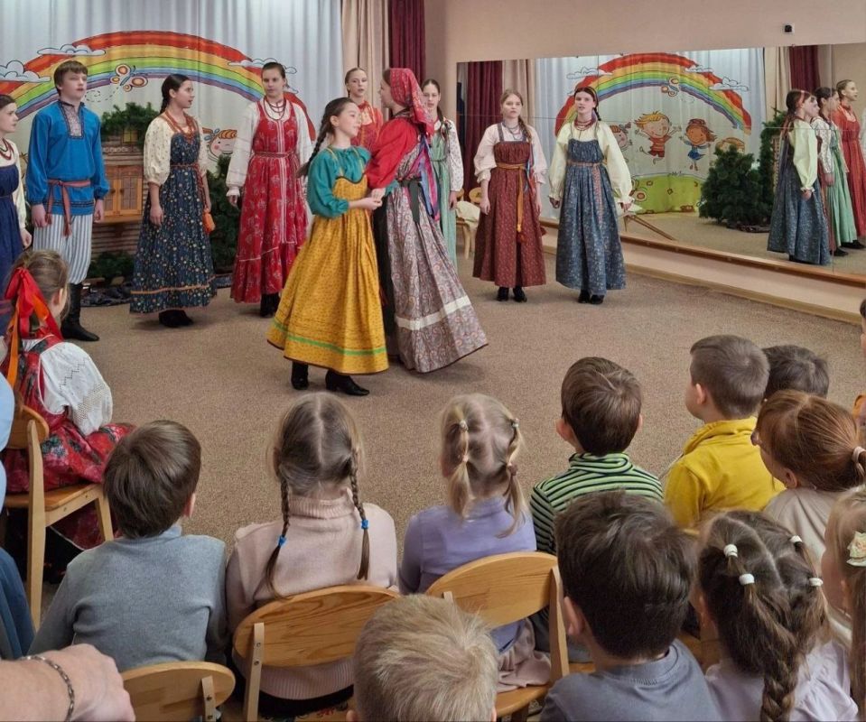 Детский фольклорный ансамбль «РАдоница» выступил с творческой программой, посвящённой Масленице Детский фольклорный ансамбль «РАдоница» выступил с творческой программой, посвящённой Масленице