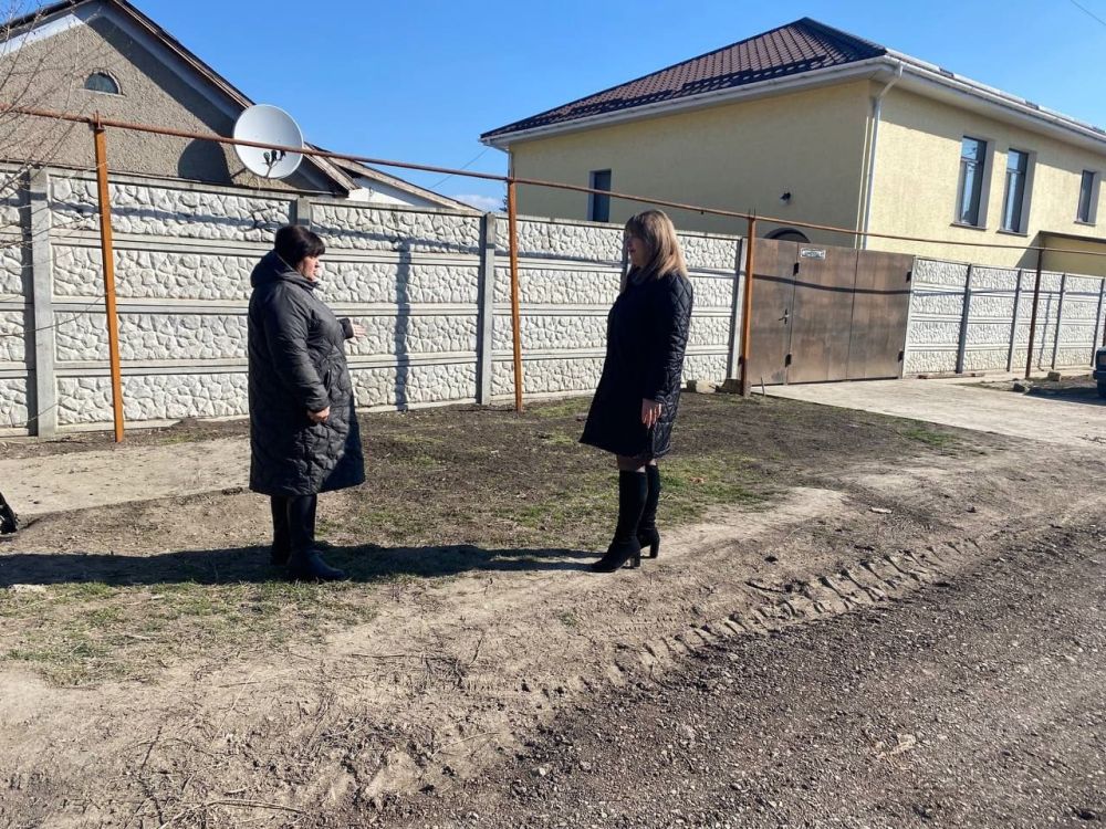 Заместитель главы администрации Бахчисарайского района Олеся Гуляева проинспектировала выполнение мероприятий по благоустройству Железнодорожненского поселения Заместитель главы администрации Бахчисарайского района Олеся Гуляева проинспектировала выполнение мероприятий по благоустройству Железнодорожненского поселения