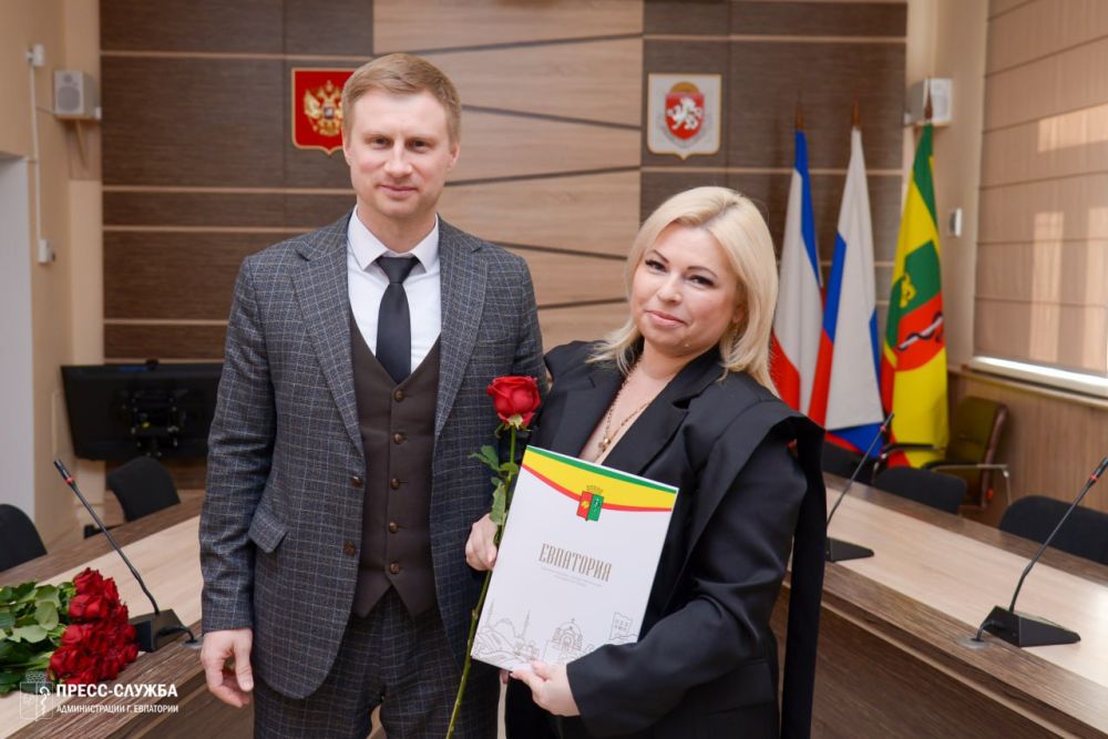 В Евпатории наградили участников конкурса на лучшее новогоднее оформление фасадов и витрин В Евпатории наградили участников конкурса на лучшее новогоднее оформление фасадов и витрин