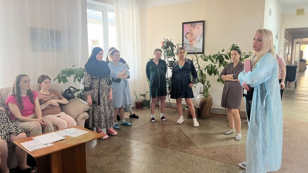 Отдел регистрации рождения города Симферополя провел занятие «Школы молодых родителей» на базе ГБУЗ РК «Симферопольский клинический родильный дом №1», на котором присутствовали будущие и новоиспеченные мамы Отдел регистрации рождения города Симферополя провел занятие «Школы молодых родителей» на базе ГБУЗ РК «Симферопольский клинический родильный дом №1», на котором присутствовали будущие и новоиспеченные мамы