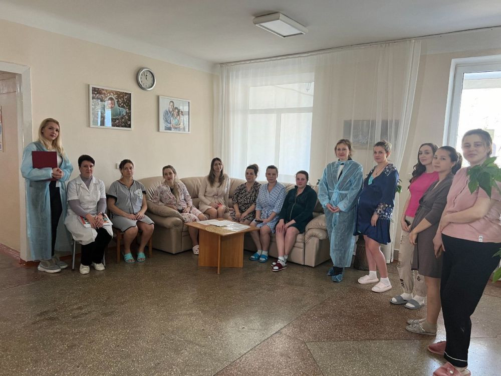 Отдел регистрации рождения города Симферополя провел занятие «Школы молодых родителей» на базе ГБУЗ РК «Симферопольский клинический родильный дом №1», на котором присутствовали будущие и новоиспеченные мамы Отдел регистрации рождения города Симферополя провел занятие «Школы молодых родителей» на базе ГБУЗ РК «Симферопольский клинический родильный дом №1», на котором присутствовали будущие и новоиспеченные мамы