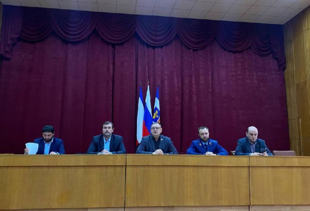 Работники прокуратуры Крыма встретились с жителями региона и разъяснили им требования законодательства в сфере ЖКХ Работники прокуратуры Крыма встретились с жителями региона и разъяснили им требования законодательства в сфере ЖКХ