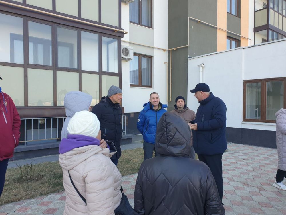Заместитель председателя Госкомнаца Крыма Рефат Дердаров встретился с жильцами 108-ми квартирного дома в Евпатории Заместитель председателя Госкомнаца Крыма Рефат Дердаров встретился с жильцами 108-ми квартирного дома в Евпатории