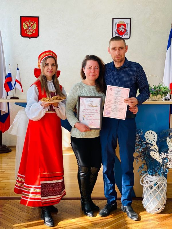 Феодосийский городской отдел ЗАГС в праздничные дни провёл торжественную церемонию регистрации брака 100-ой пары молодоженов этого года. Феодосийский городской отдел ЗАГС в праздничные дни провёл торжественную церемонию регистрации брака 100-ой пары молодоженов этого года.