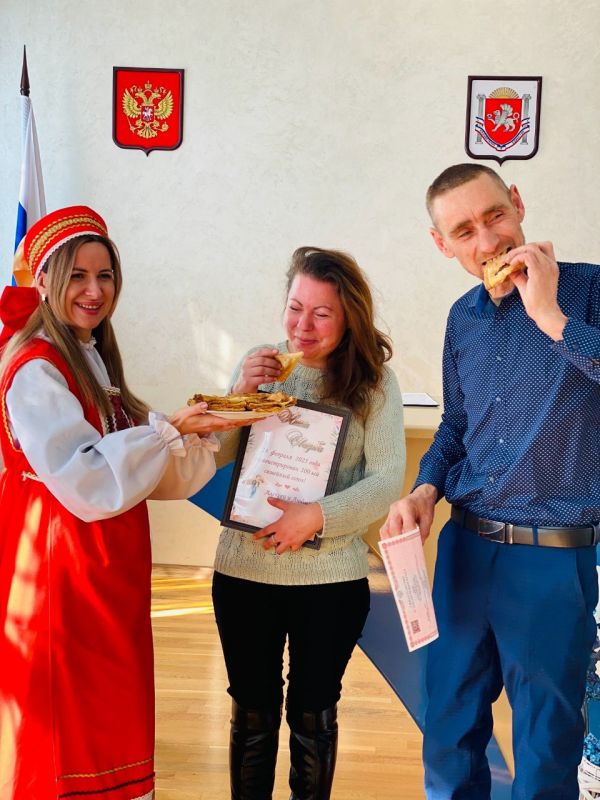 Феодосийский городской отдел ЗАГС в праздничные дни провёл торжественную церемонию регистрации брака 100-ой пары молодоженов этого года. Феодосийский городской отдел ЗАГС в праздничные дни провёл торжественную церемонию регистрации брака 100-ой пары молодоженов этого года.